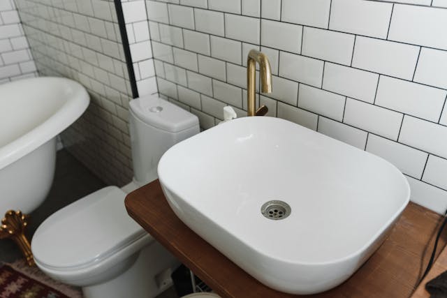 how to clean bathroom tiles
