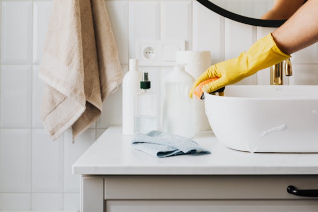 How to clean bathroom floor